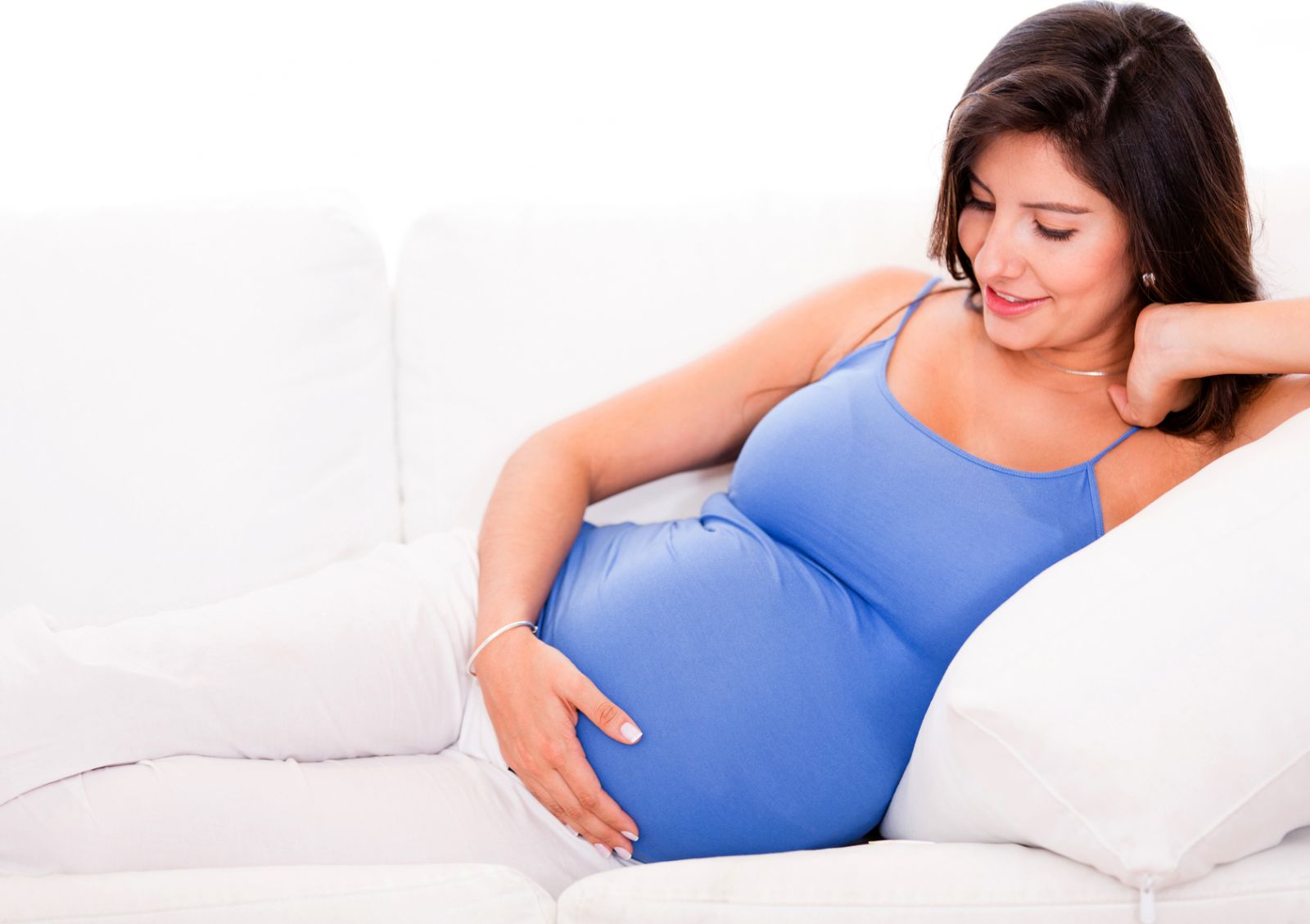 Беременная девушка в синей майке