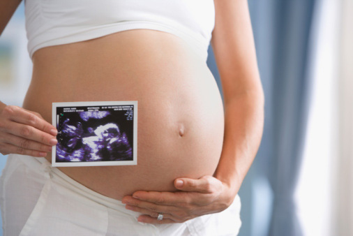 Беременная девушка и фотография УЗИ