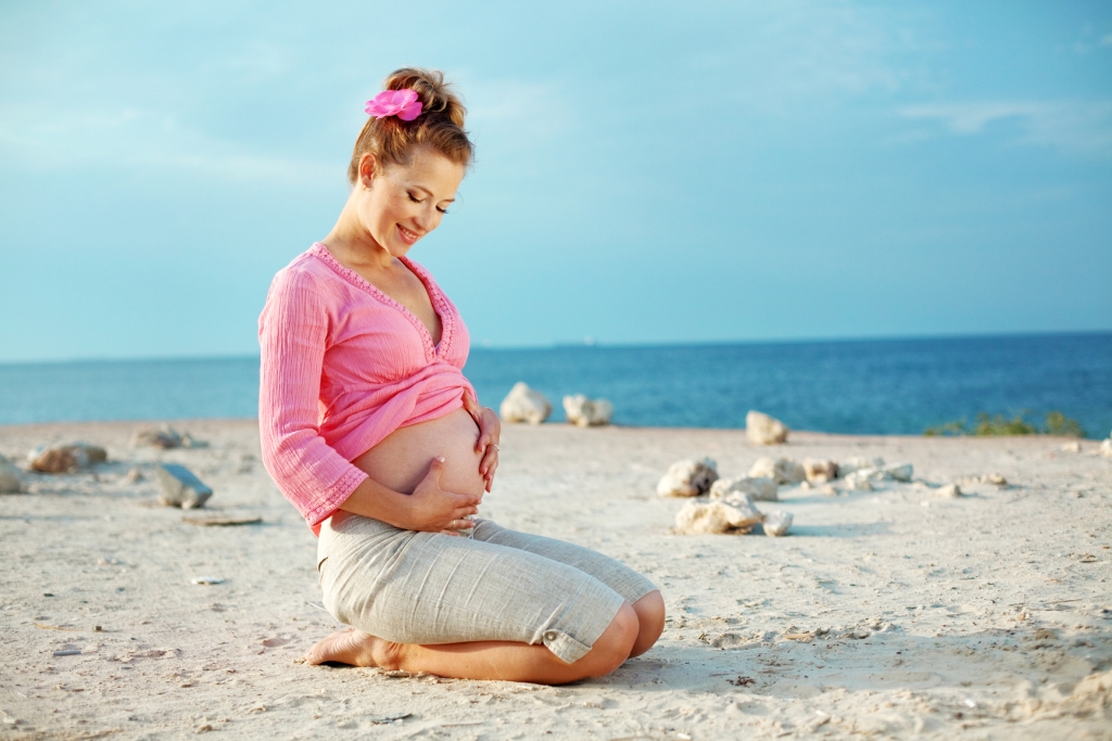 Девушка на пляже на 15 неделе беременности