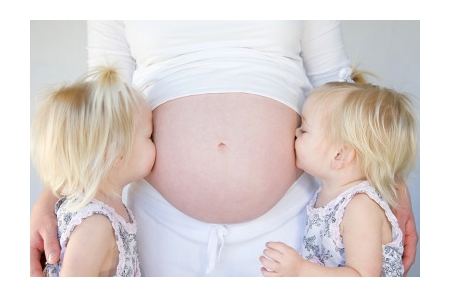 Беременная девушка с двумя детьми