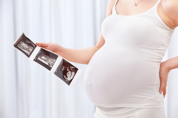 Беременная девушка и снимки с УЗИ