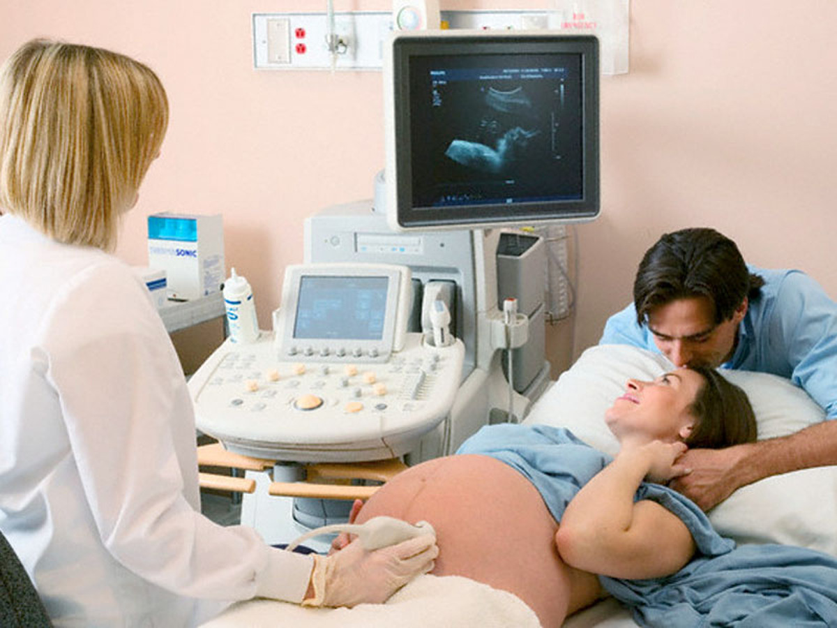 Беременная девушка у врача-узиста